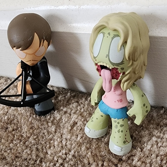 Funko Mystery Minis The Walking Dead Series 2 Daryl Dixon & Jawlesss Girl Zombie - Picture 3 of 6